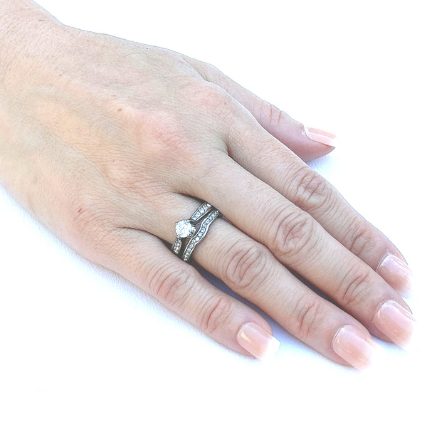 Juego de 2 anillos de boda para mujer de acero inoxidable 316 con circonita cúbica transparente y corte redondo de 5 x 5 mm