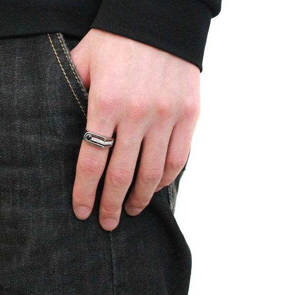 Ehering für Herren aus hochglanzpoliertem Edelstahl in AAA-Qualität mit schwarzem und klarem Zirkonia