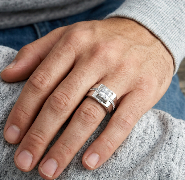 7x7mm Prinzessschliff CZ in der Mitte, kleiner Prinzessschliff CZ an der Seite, Edelstahl Herrenring