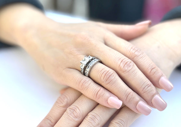 Juego de anillos de boda de acero inoxidable para mujer con circonita cúbica princesa de 6 mm y tres piedras tipo princesa 