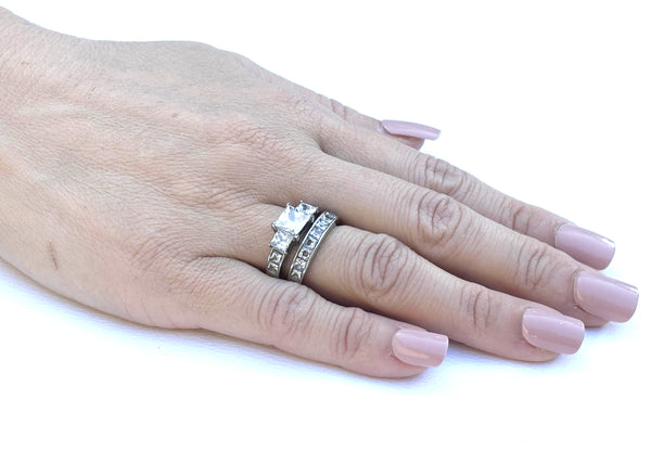 Juego de anillos de boda de acero inoxidable para mujer con circonita cúbica princesa de 6 mm y tres piedras tipo princesa 