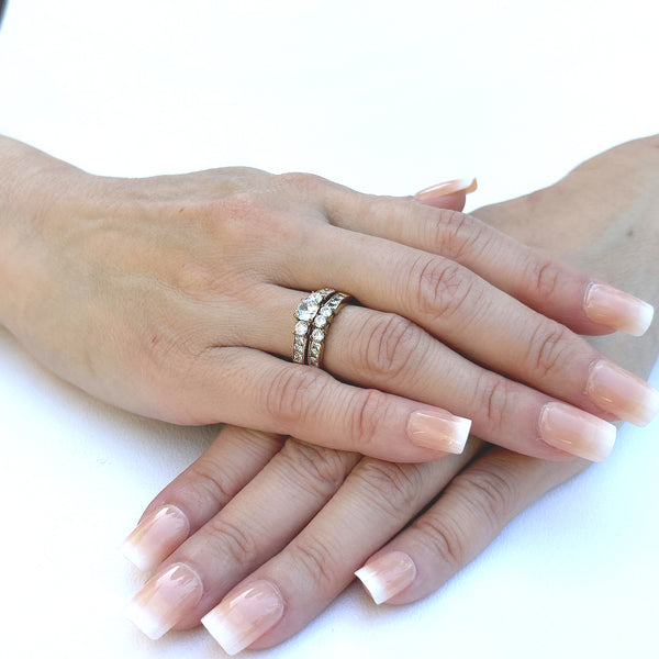 Anillo de compromiso con circonita cúbica redonda pequeña bañado en oro de 14 quilates para mujer, banda de boda plana para hombre 