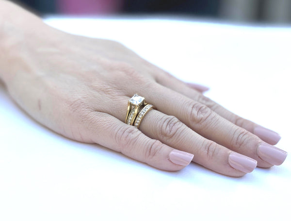 Anillo de compromiso con circonita cúbica princesa bañado en oro de 14 quilates para mujer, banda de boda plana para hombre