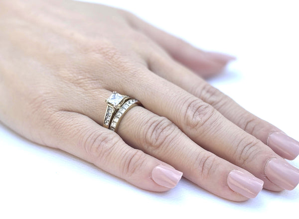 Juego de anillos de boda de acero inoxidable IP dorado con circonitas cúbicas de corte princesa de 5 x 5 mm