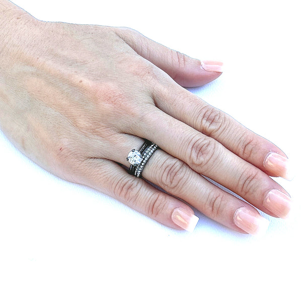 Juego de 2 anillos de boda para mujer de acero inoxidable IP negro claro con circonita cúbica de corte redondo de 7 x 7 mm